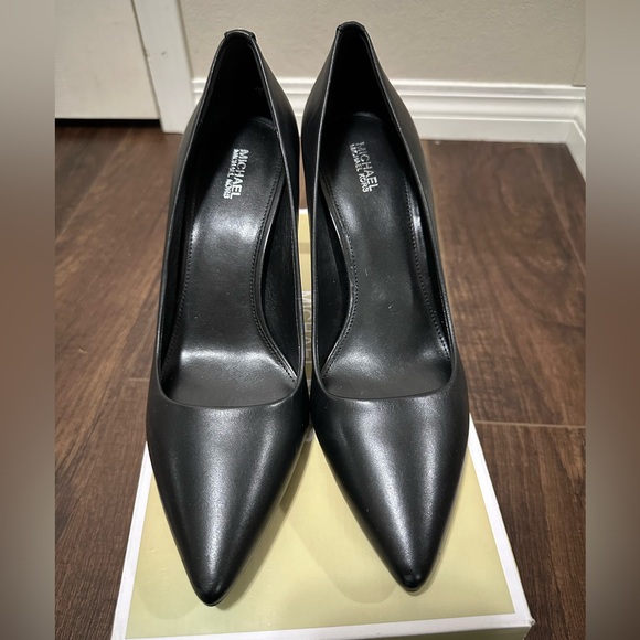 Michael Kors Black Dorthy Flex Leather Pump - Picture 5 of 7